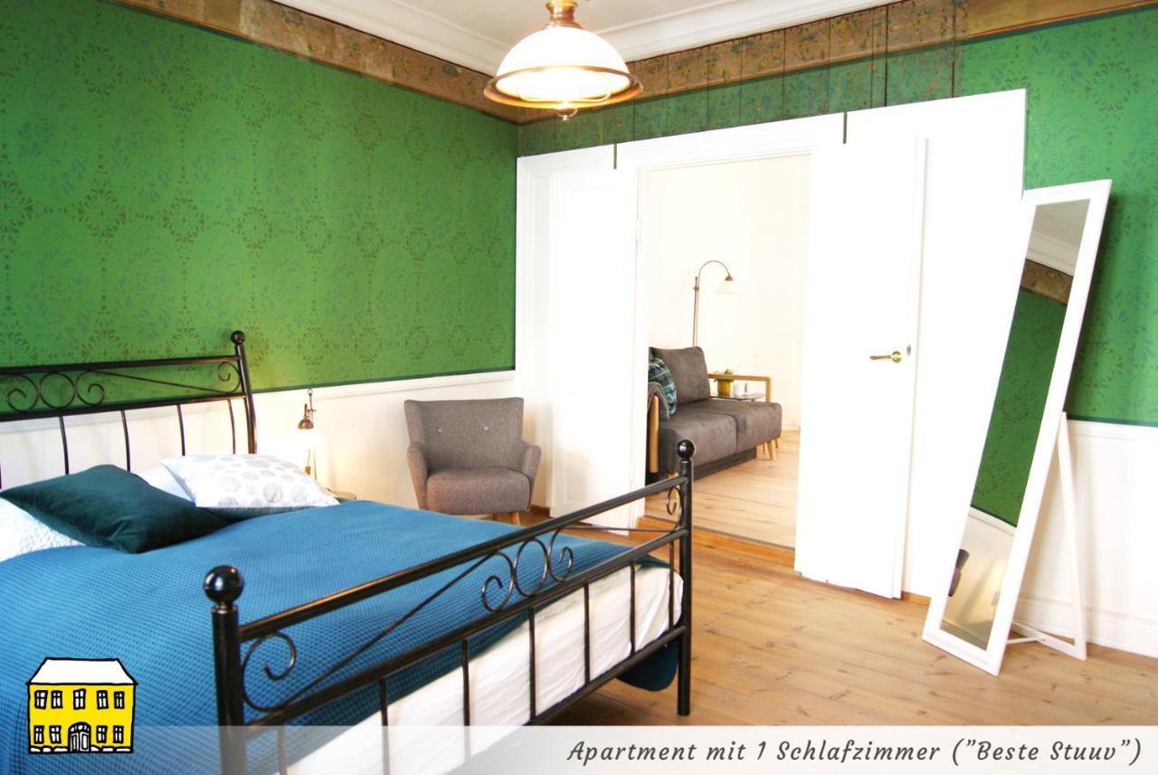 Das Gelbe Haus - Drei Besondere Ferienwohnungen フレンスブルク エクステリア 写真